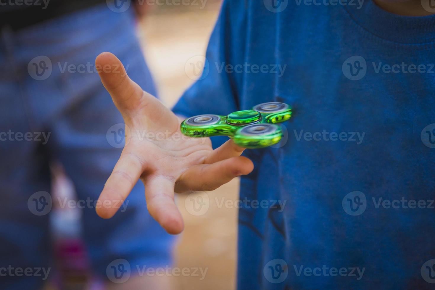 kleiner Junge spielt mit Zappelspinner foto