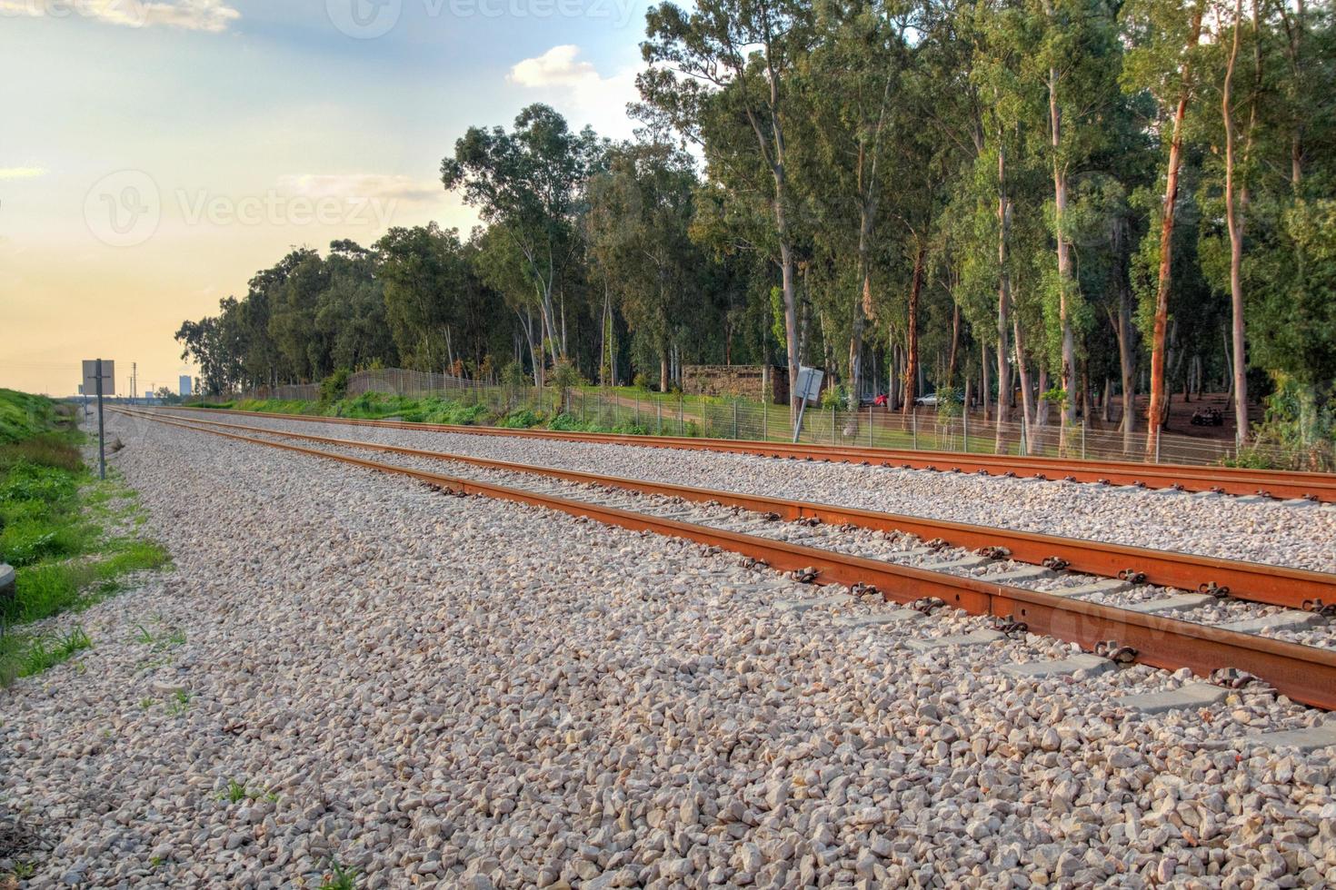Bahnstrecke in einer ländlichen Gegend am Nachmittag foto