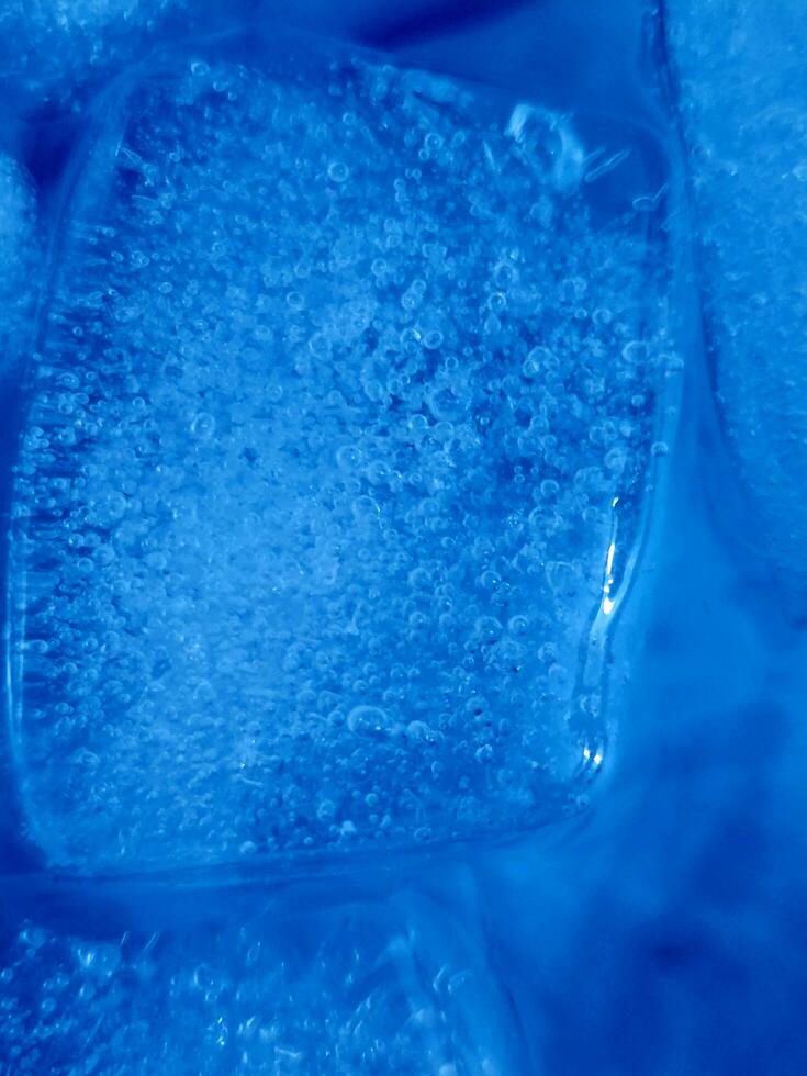 Eis Würfel isoliert auf Blau Hintergrund foto