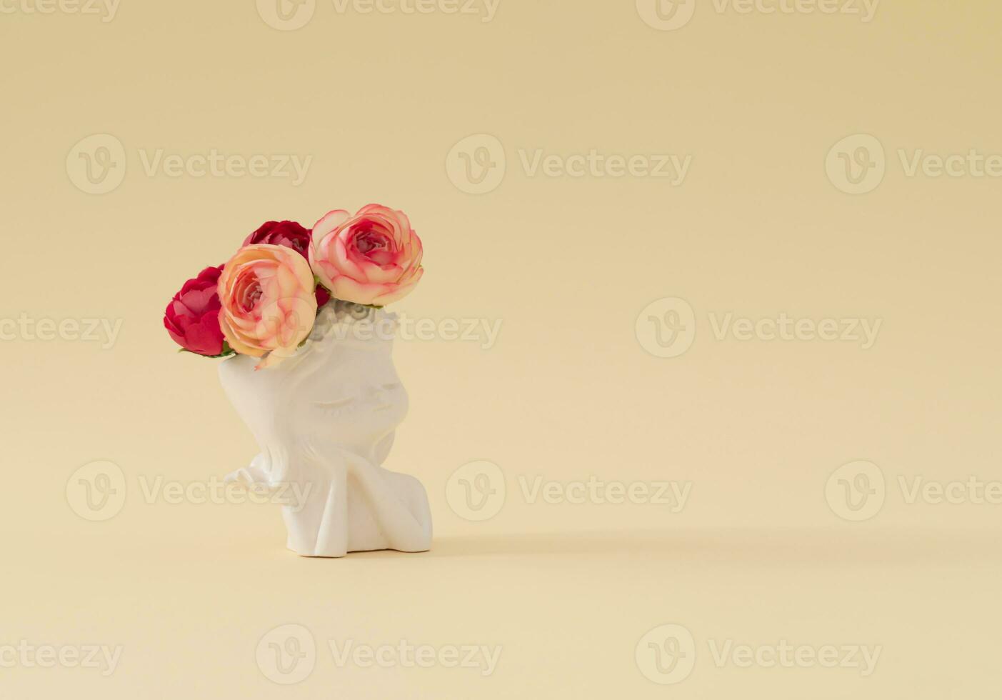 Blumen im ein Mädchen Vase Skulptur auf Pastell- Sahne Hintergrund mit Kopieren Raum. Frühling und Sommer- Konzept. modisch Blumen Mode ästhetisch. kreativ minimal Vase mit Blumen Idee. foto