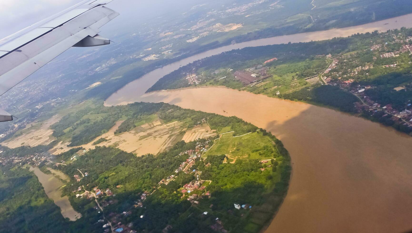 Antenne Aussicht von das Fluss im Jambi foto