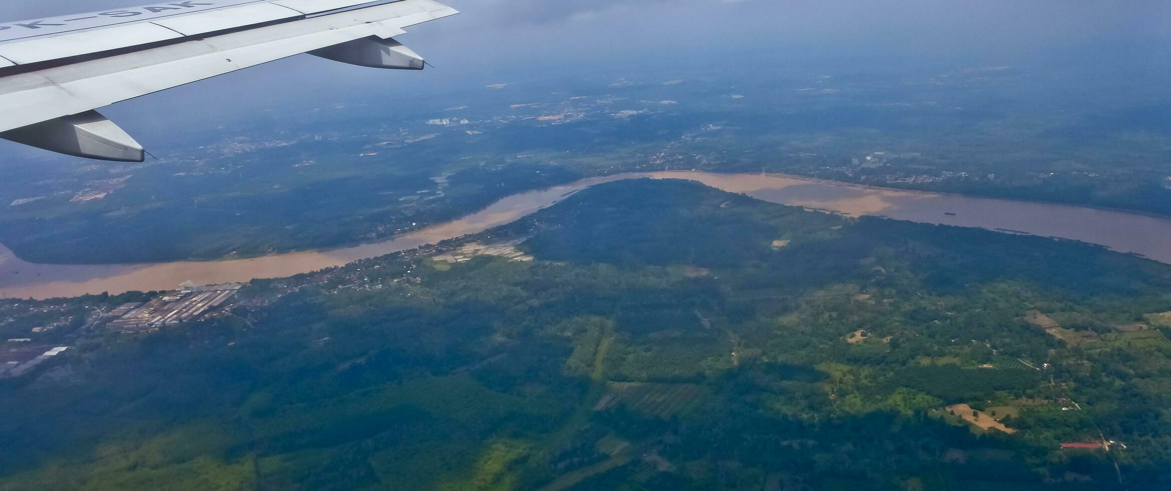 Antenne Aussicht von das Fluss im Jambi foto