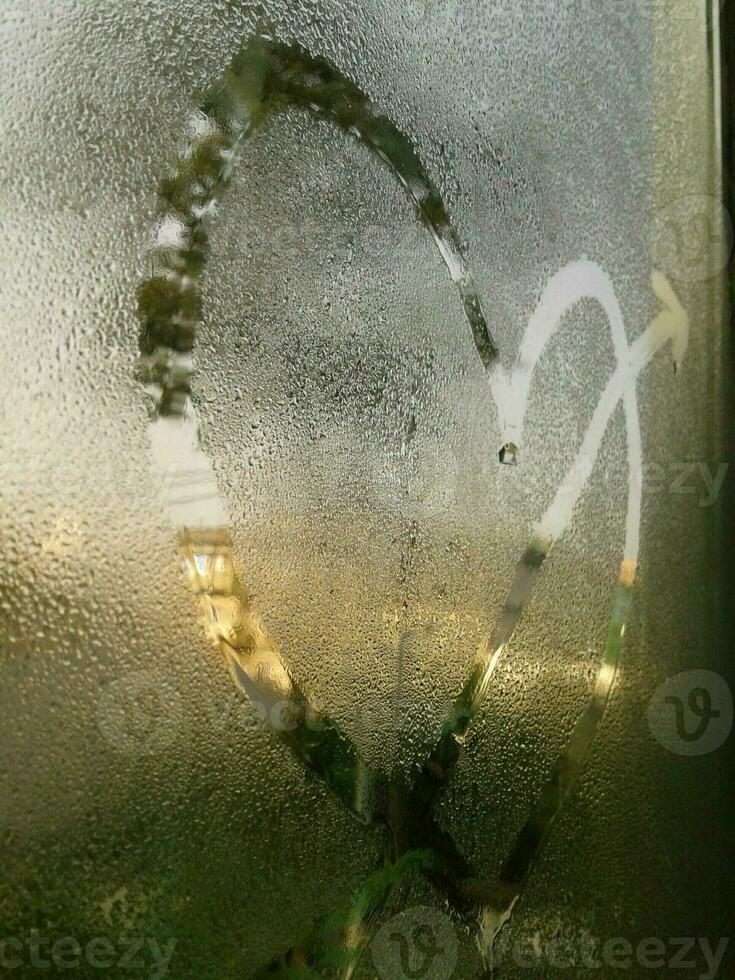 ein Liebe Herz gemalt auf ein beschlagen Glas Fenster Hintergrund foto