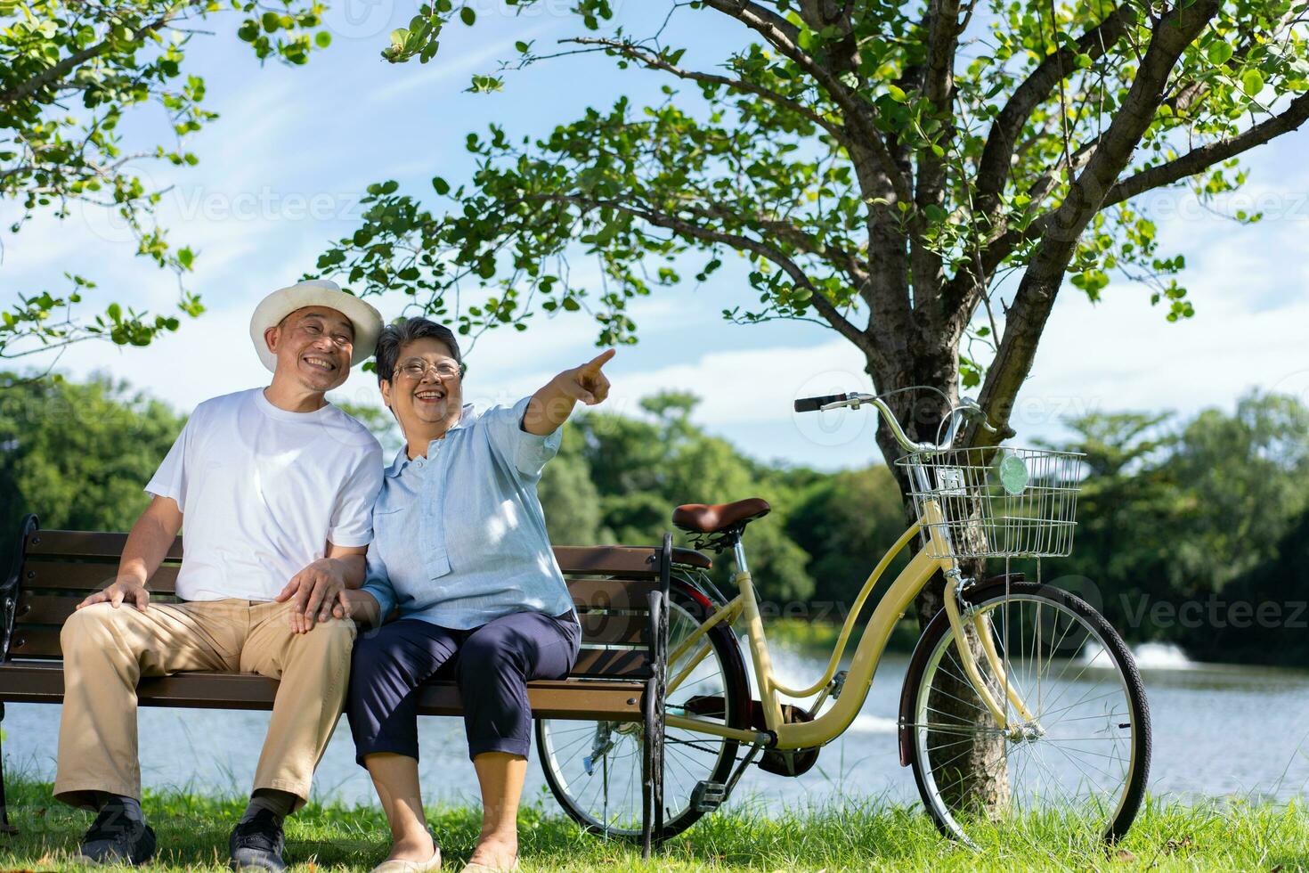glücklich und gesund Paar asiatisch Sitzung Stuhl neben ein Fahrrad Familie und Freundschaft Lebensstil, Vergnügen von aktiv Senioren, und draussen Aktivität nach Ruhestand, Gesundheit Pflege Versicherung Konzept foto