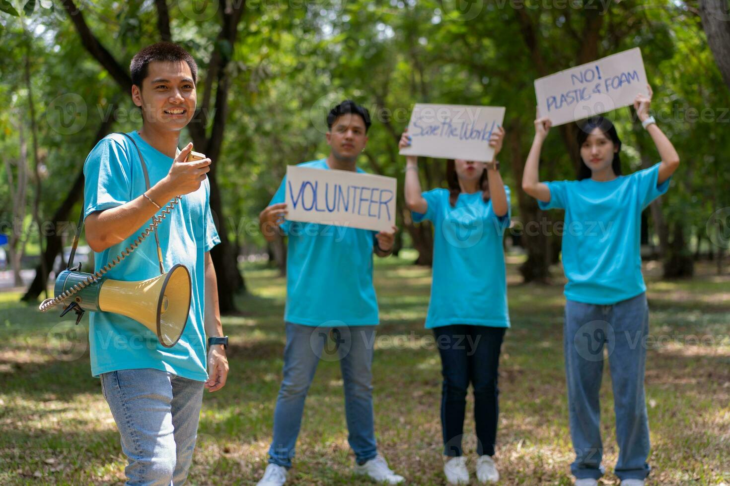 glücklich jung asiatisch Studenten vielfältig Freiwillige halt ein Kampagne Zeichen zum Reinigung im das Park, das Konzept von Umwelt Erhaltung auf Welt Umgebung Tag, Recycling, Nächstenliebe zum Nachhaltigkeit. foto