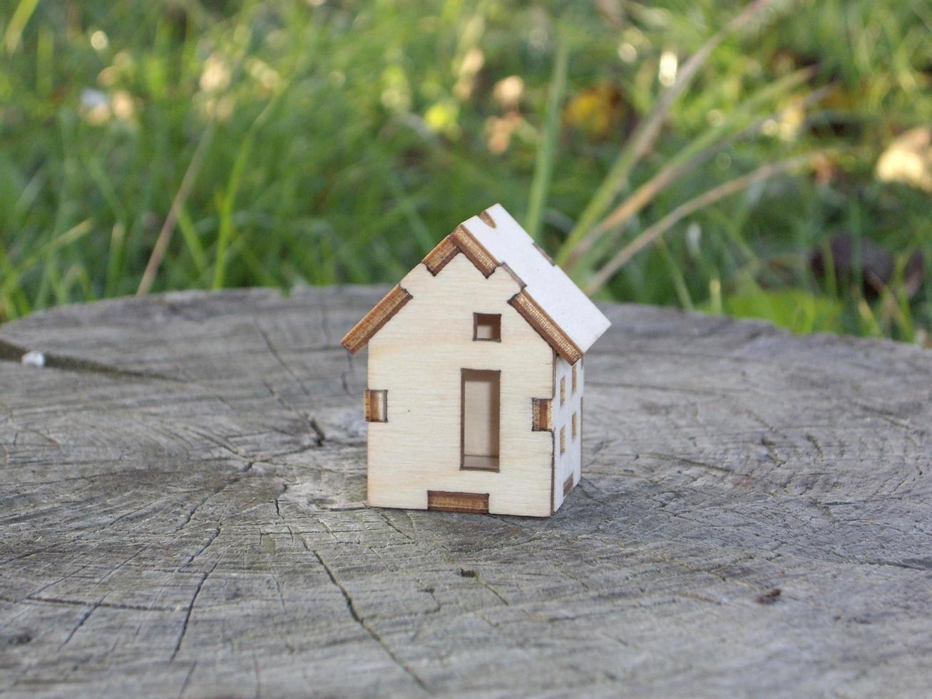 Modell eines kleinen Holzhauses im Hintergrund des Dorfes foto