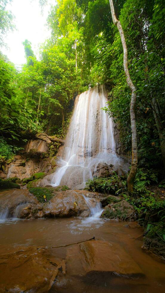 ein Herrlich Wasserfall gefangen im lange Belichtung, Thailand. foto