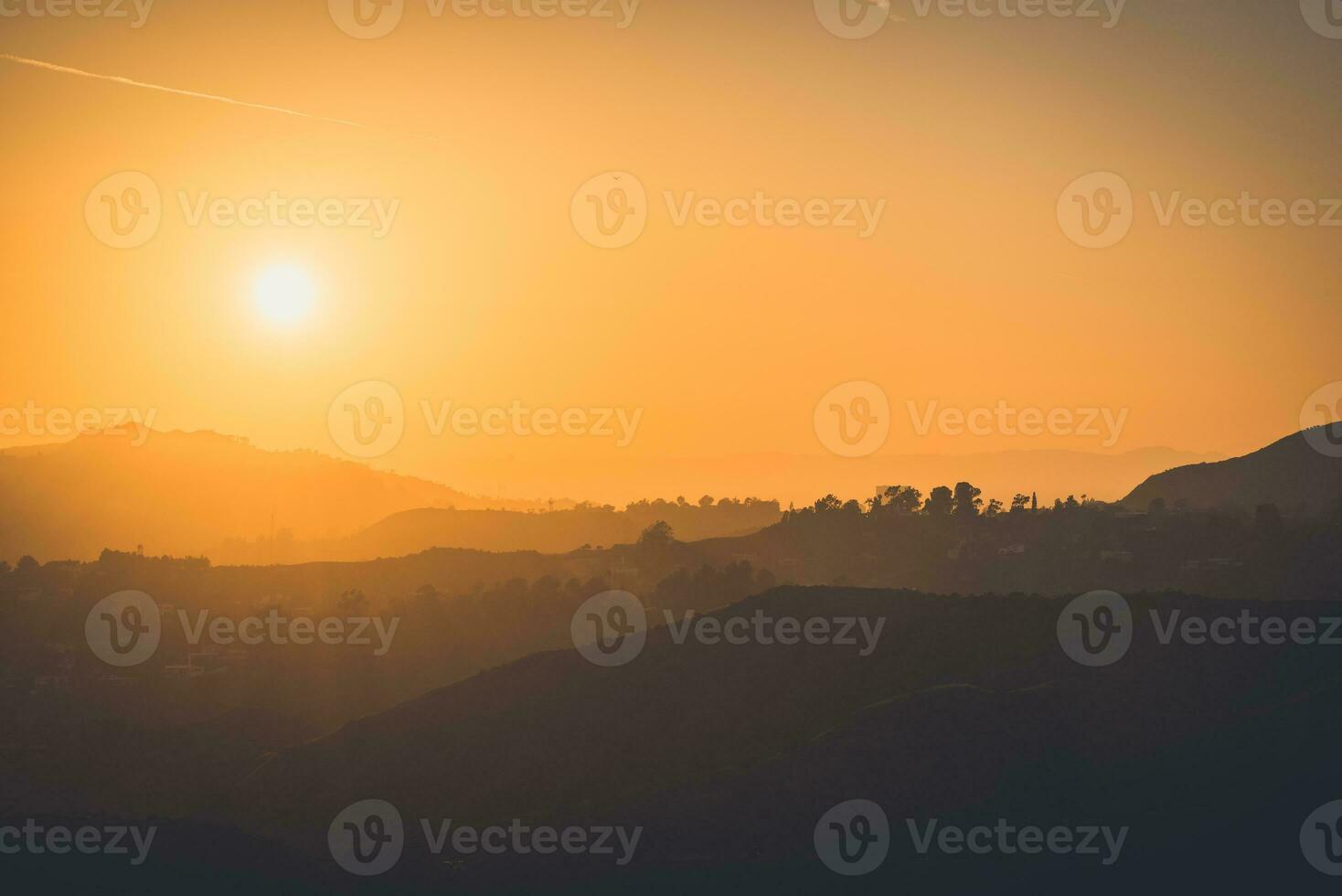 dunstig Sonnenuntergang Über los Engel foto