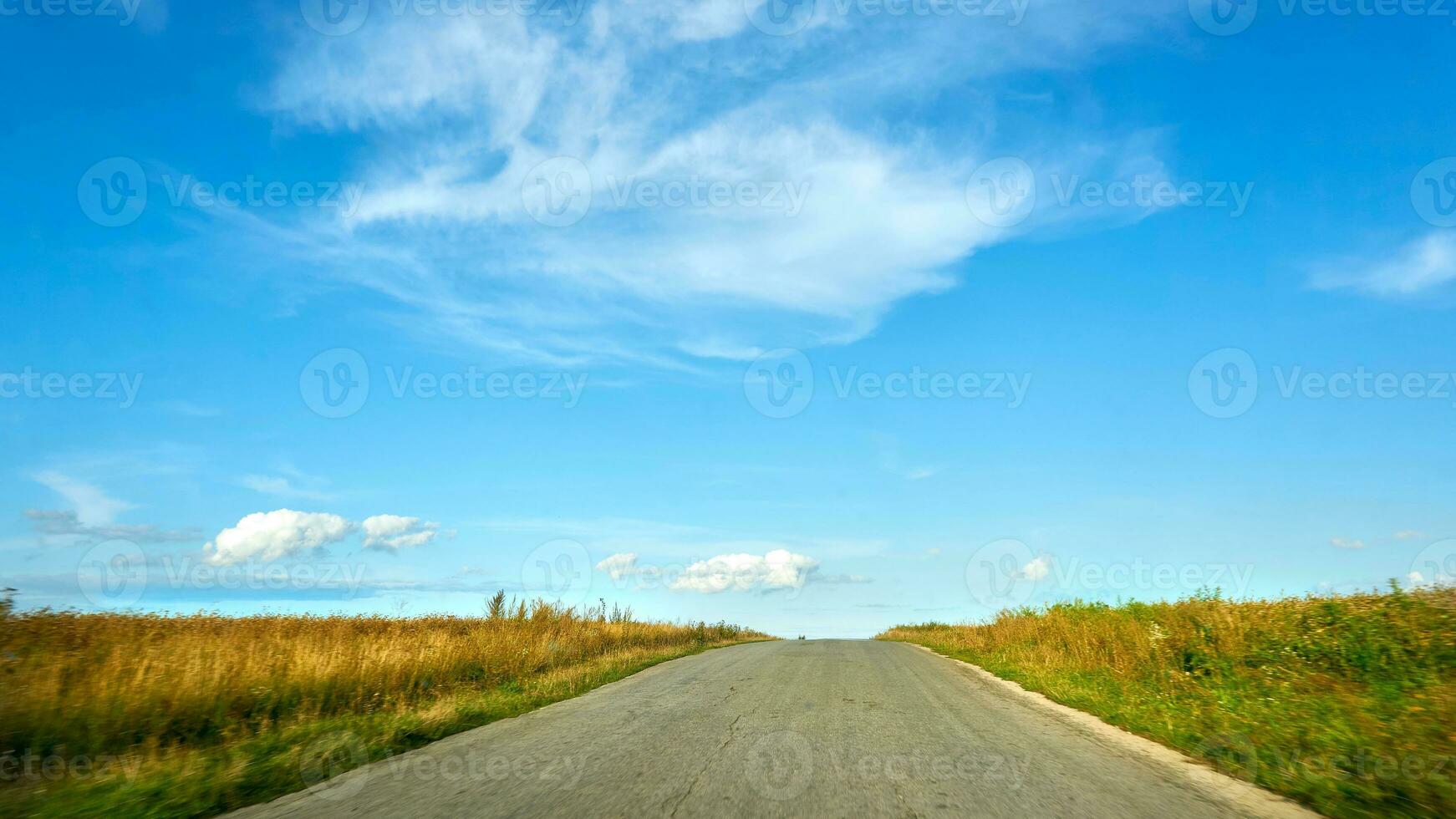 Reisen durch Wagen. Asphalt Straße unter Sommer- Felder, blau Himmel foto