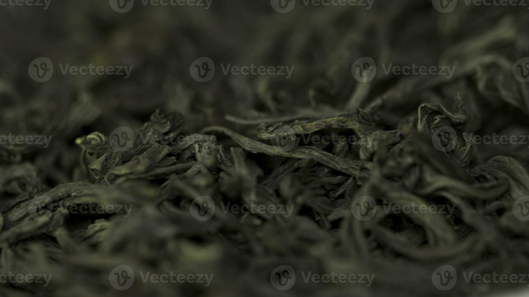 Hintergrund Textur von Sencha Grün Tee - - frisch, süss, zart Tee. schwarz Tee schließen oben Hintergrund. Haufen von trocken schwarz Tee ,Textur. Makro Schuss. foto