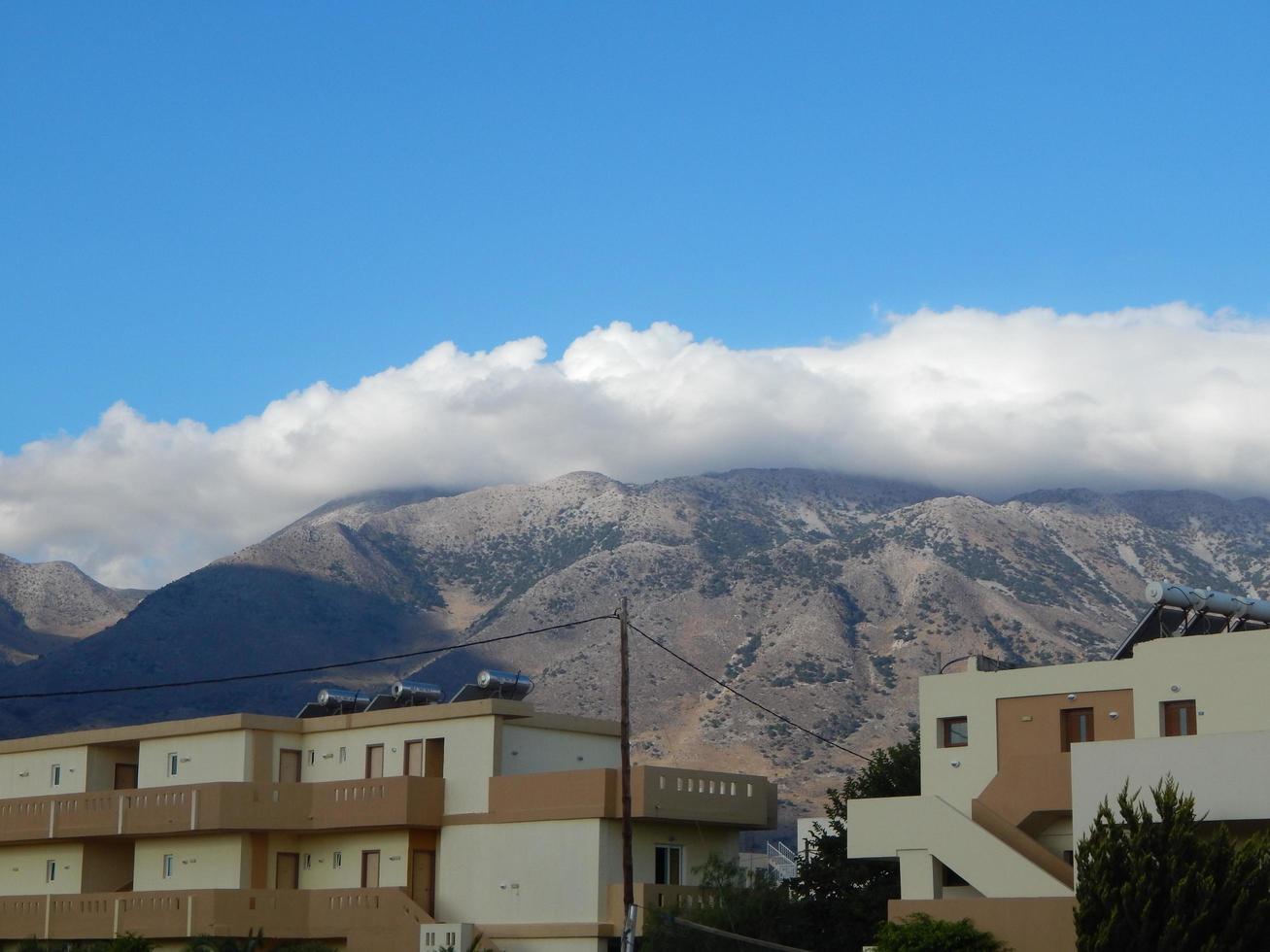 reise in griechenland auf der insel kreta berge und meer foto