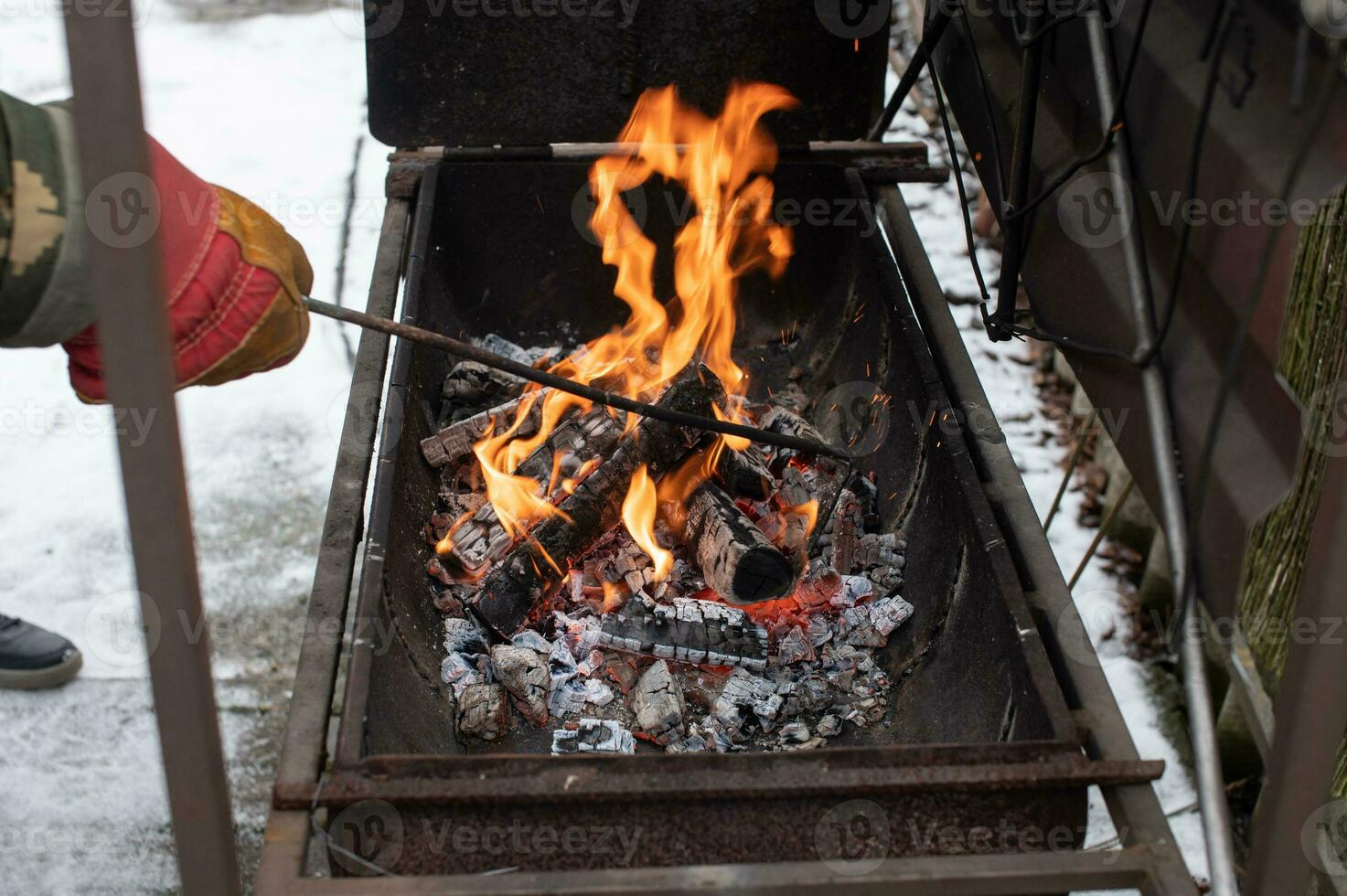 Anzündholz ein Feuer im das Grill, drehen Über Verbrennung Kohlen foto