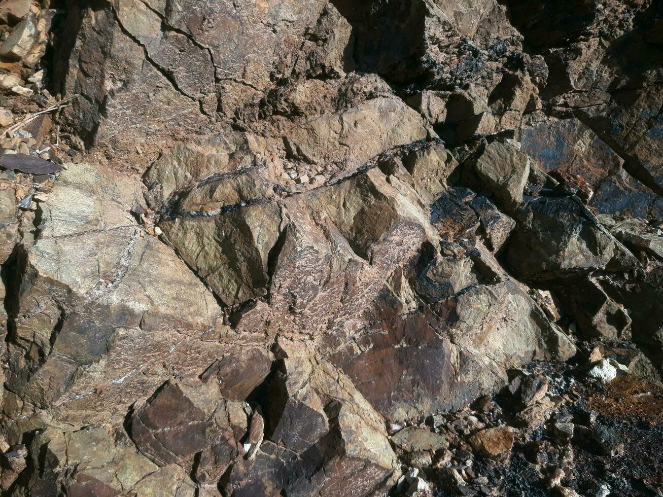 schwarz Stein Hintergrund. lange schwarz Stein Textur und strukturiert. schmutzig schwarz Stein Mauer. Felsen Textur mit Risse. Stein Fliese Fußboden Textur. alt Mauer Textur abstrakt natürlich Hintergrund. foto