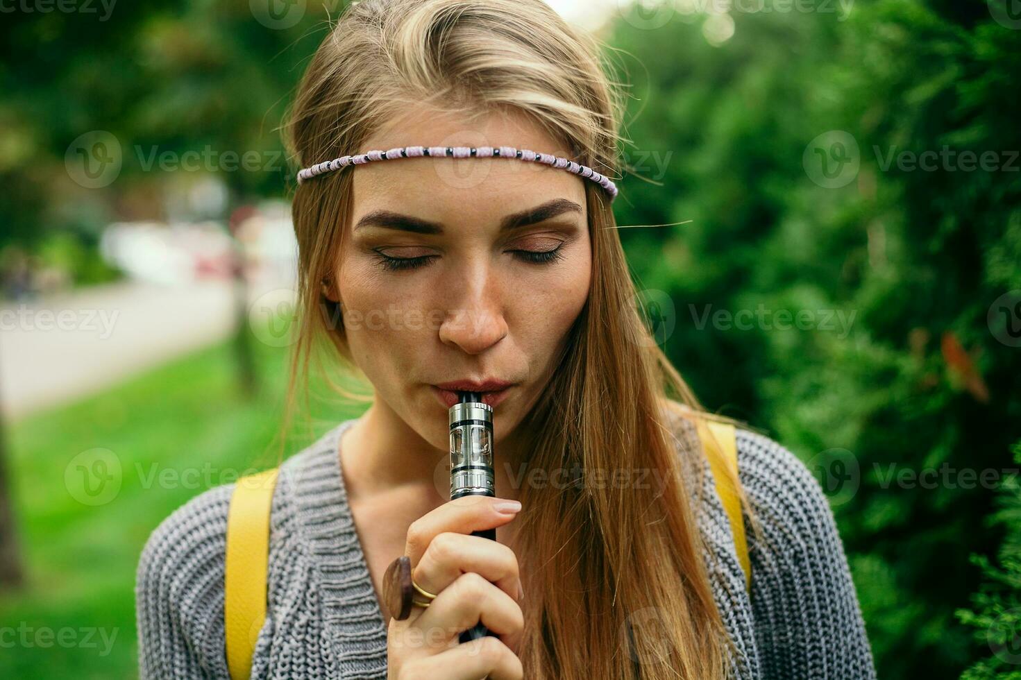 glücklich vaping jung Weiß blond Mädchen foto