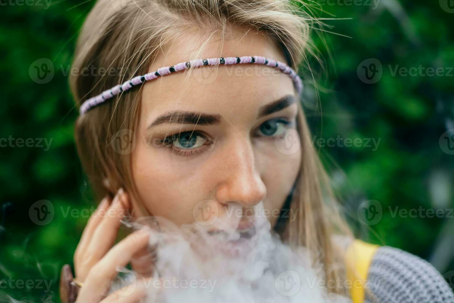 glücklich vaping jung Weiß blond Mädchen foto