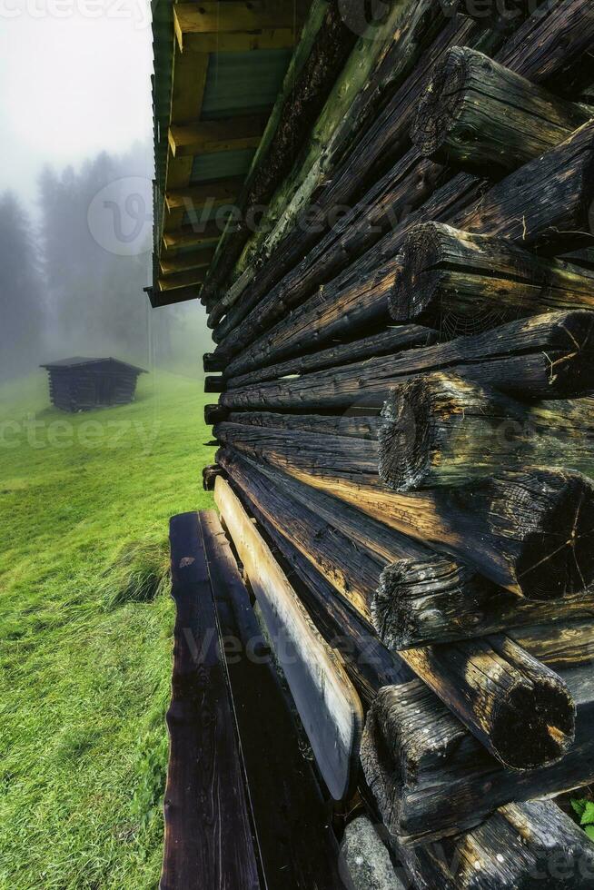 hölzern Heuböden im das Stubai Alpen foto