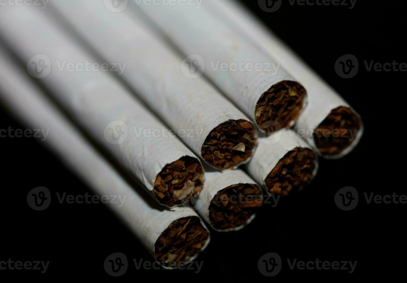 Nummer von Zigaretten isoliert Tabak Achtung schließen oben Verlassen Rauchen Einstellung Zigarette Schlecht Gewohnheit Nikotin Junkie groß Größe hoch Qualität sofortig druckt foto