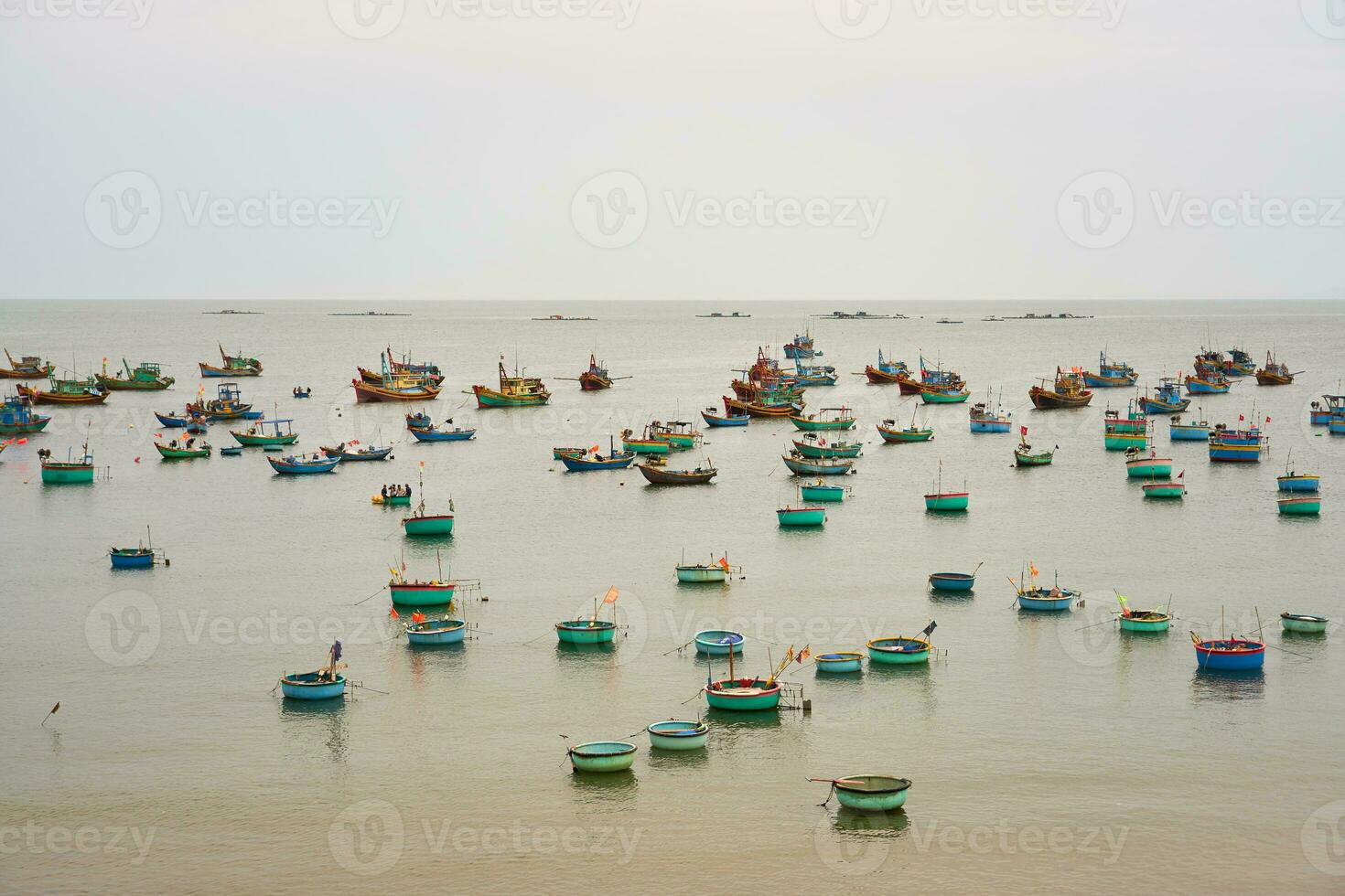 Fischer Boote im Hafen, Vietnam. foto