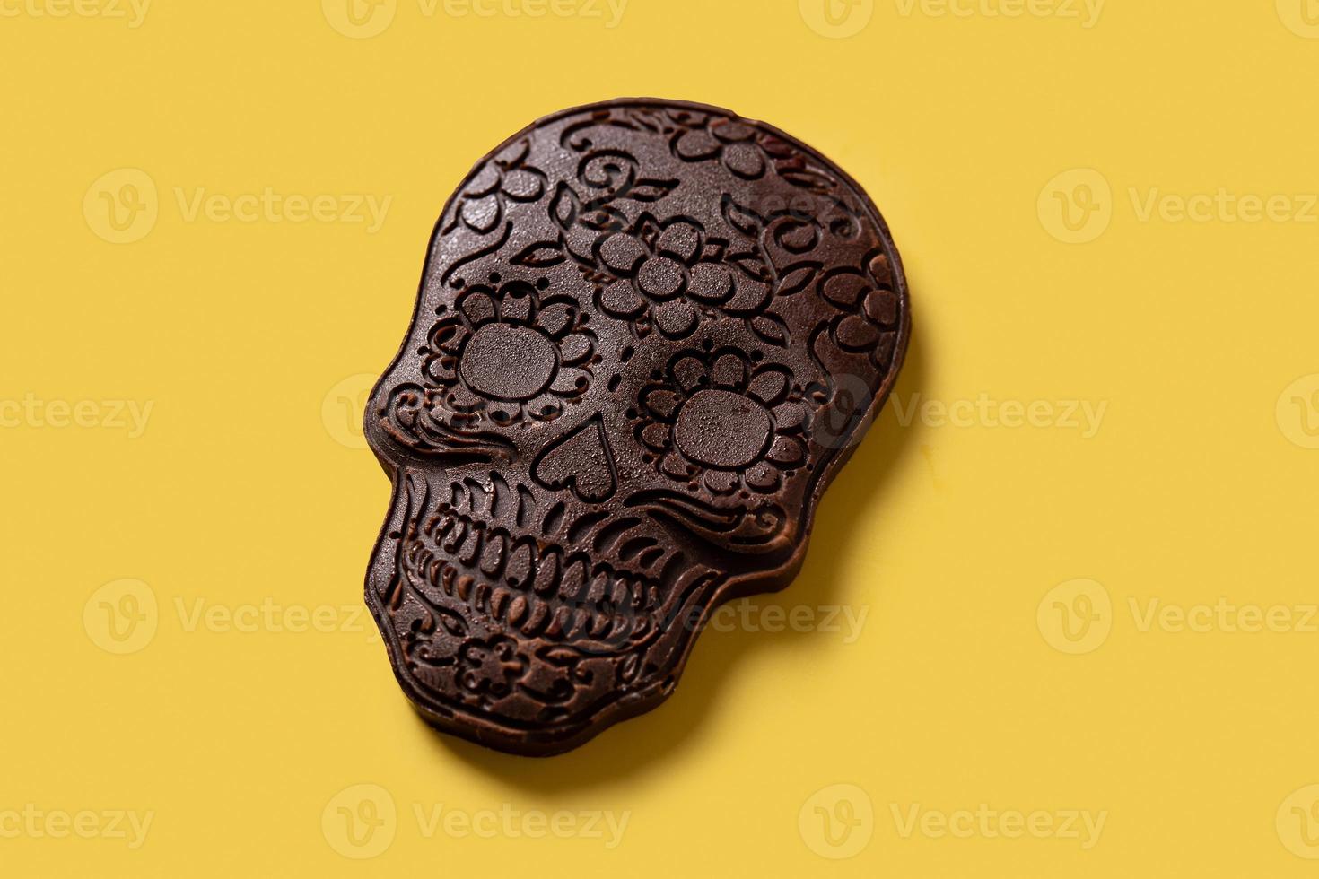 mexikanischer Schädel mit Schokolade auf gelbem Hintergrund foto