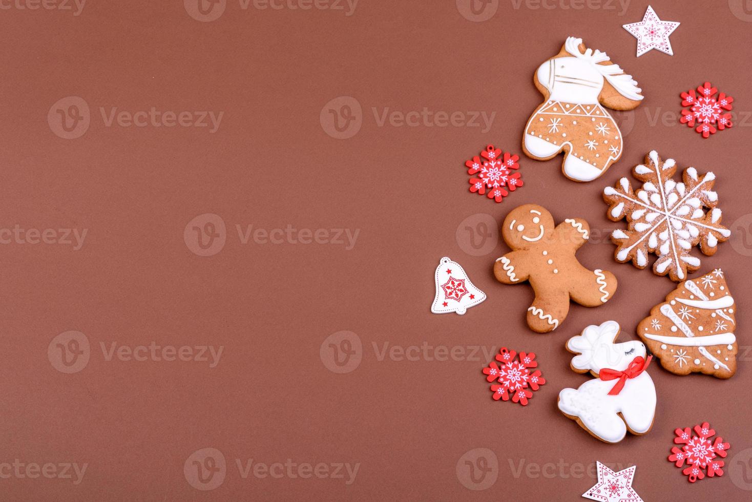 Weihnachten festlicher Lebkuchen zu Hause auf farbigem Hintergrund foto