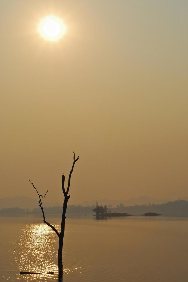 Schöne Aussicht Schatten Licht Langschwanzboot Sonnenaufgang im Damm Srinakarin Nationalpark Kanchanaburi, Thailand foto