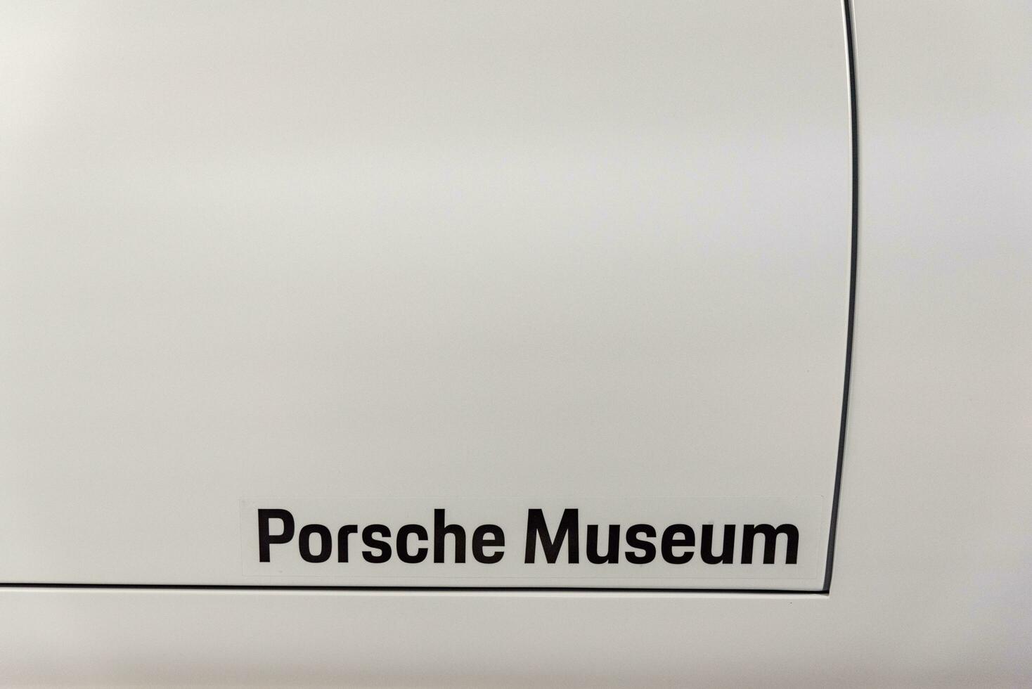 los Engel, ca. - - 16 apr 2023 - - schließen oben Logo von porsche Museum Aufkleber auf das Auto Tür foto