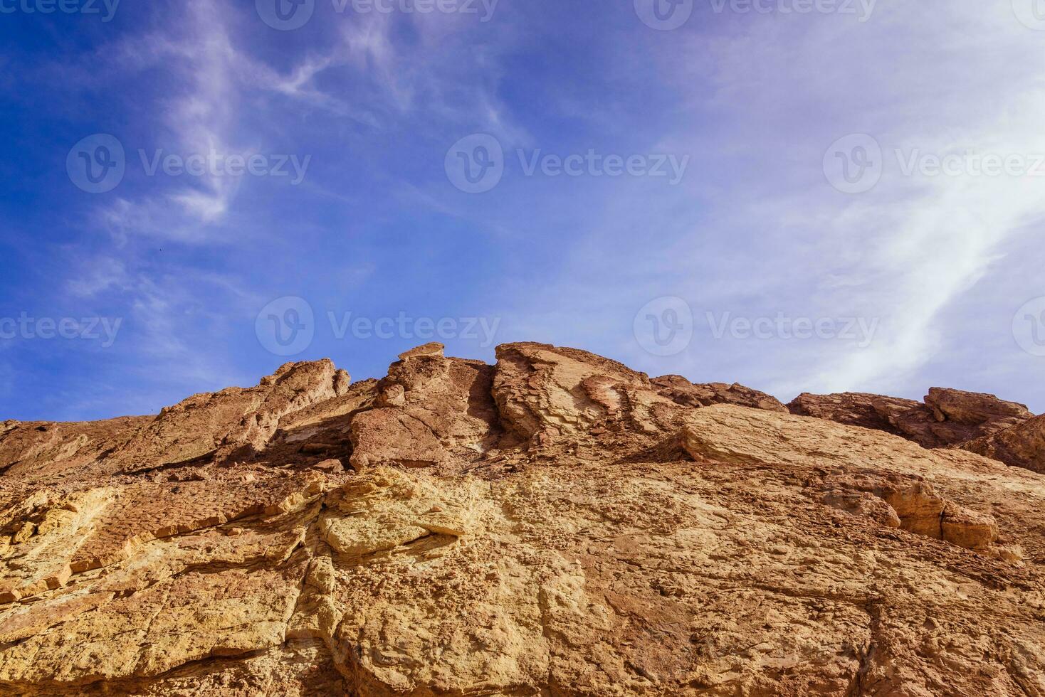 Gelb Felsen mit ein Blau Himmel auf das Hintergrund foto