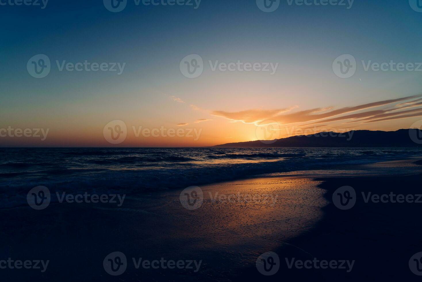 spät Abend Sonnenuntergang auf das Strand foto