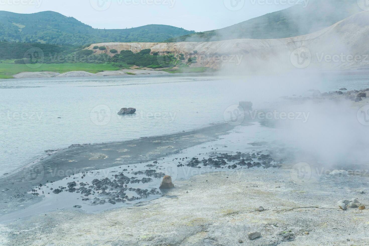 dämpfen hydrothermal Auslauf auf das Ufer von das heiß See im das Caldera von das golovnin Vulkan auf das Insel von Kunaschir foto