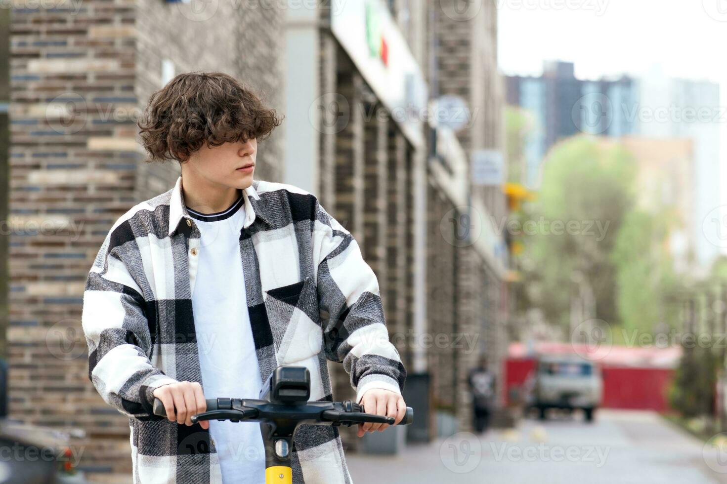 jung Mann auf ein elektrisch Roller Fahrten Nieder das Straße foto