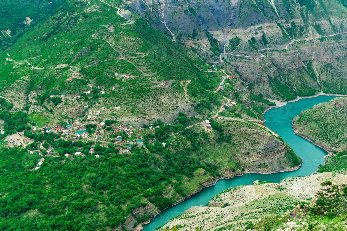 klein Berg Siedlung auf das Steigung von ein tief Schlucht, das Dorf von alt Zubutli im das Senke von das sulak Fluss im Dagestan foto