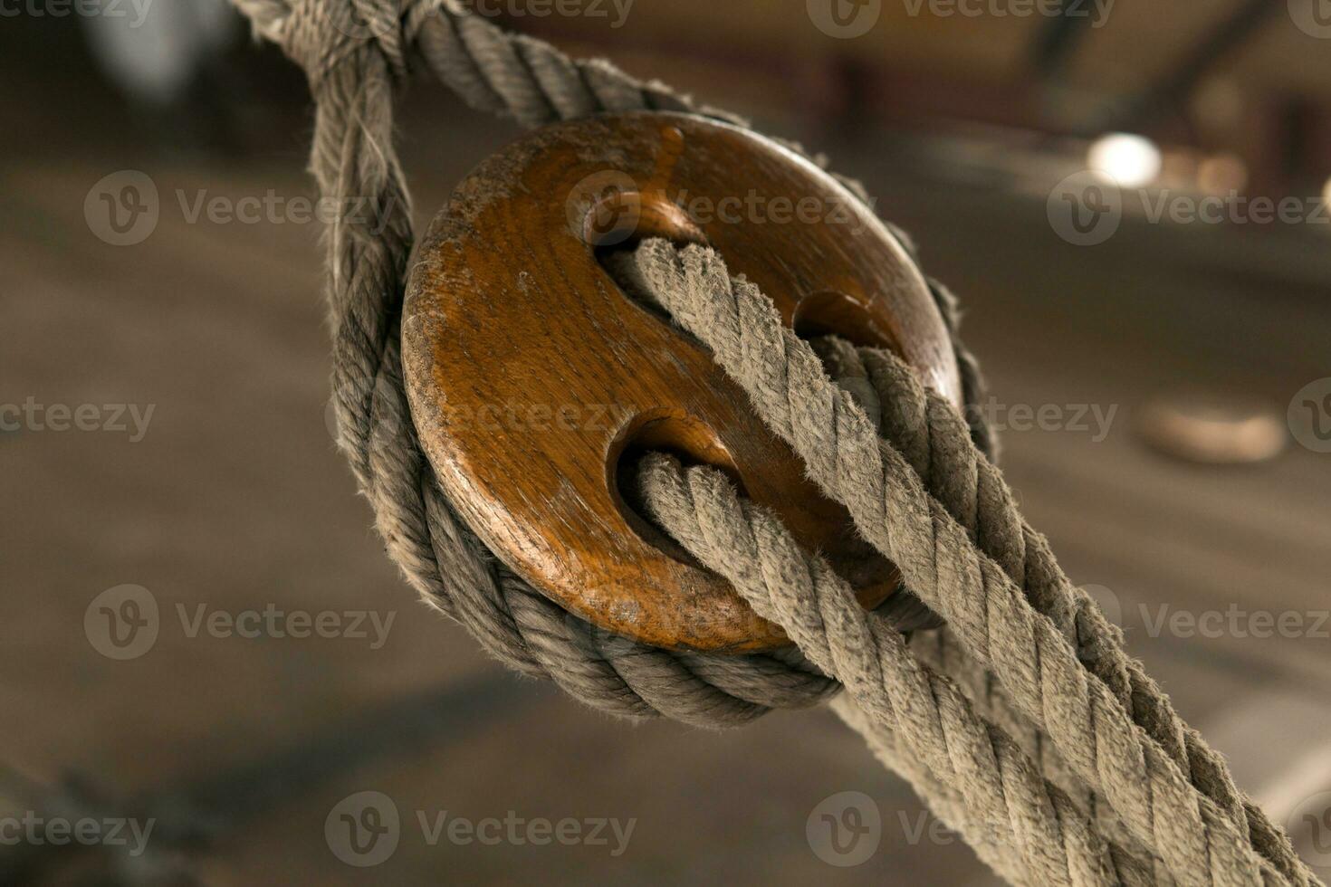 Detail von das Takelwerk von ein alt Segeln Schiff, ein hölzern verdreifachen totes Auge Block mit Lanyard foto