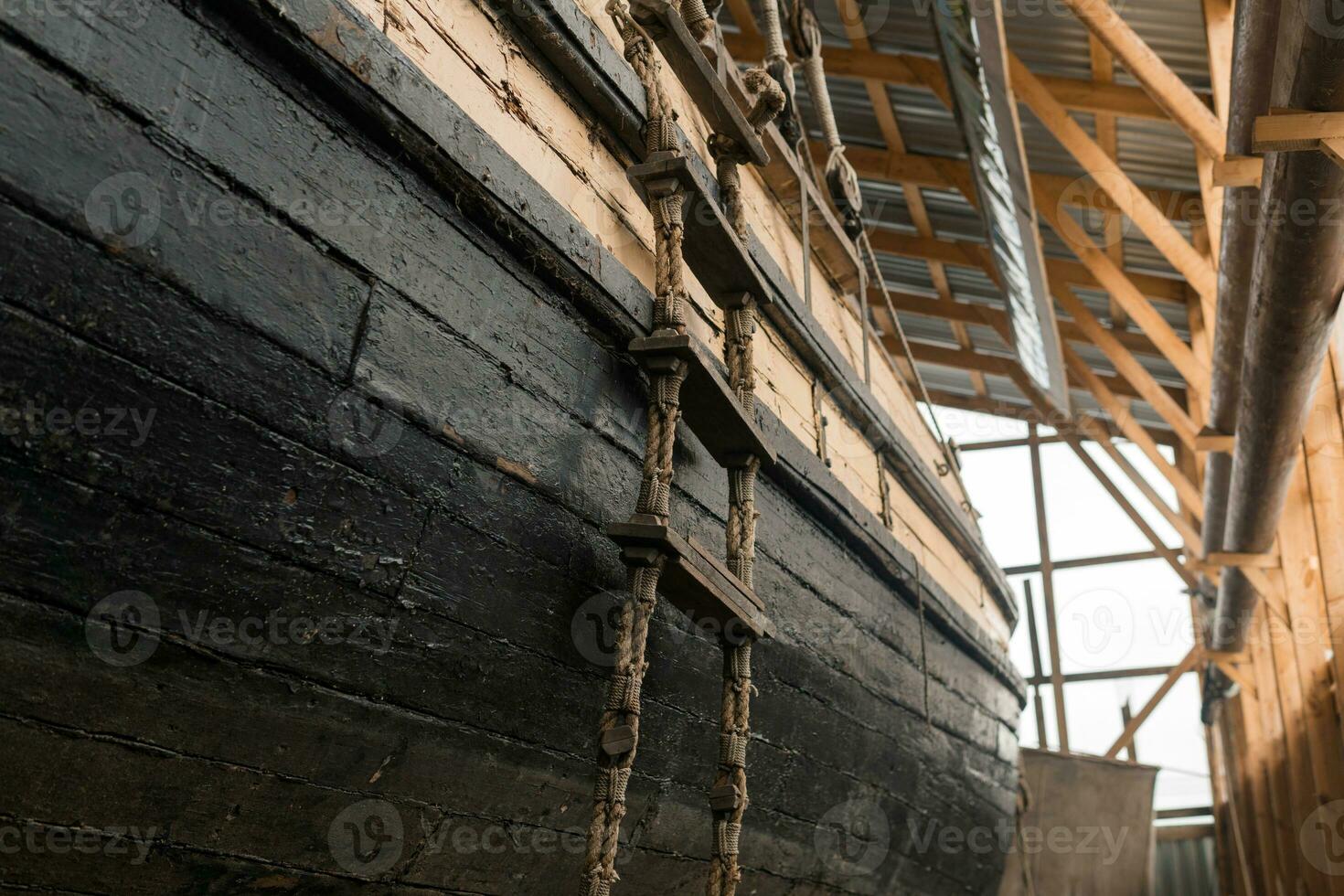 Tafel von ein alt hölzern Schiff mit ein Leiter im das Museum foto