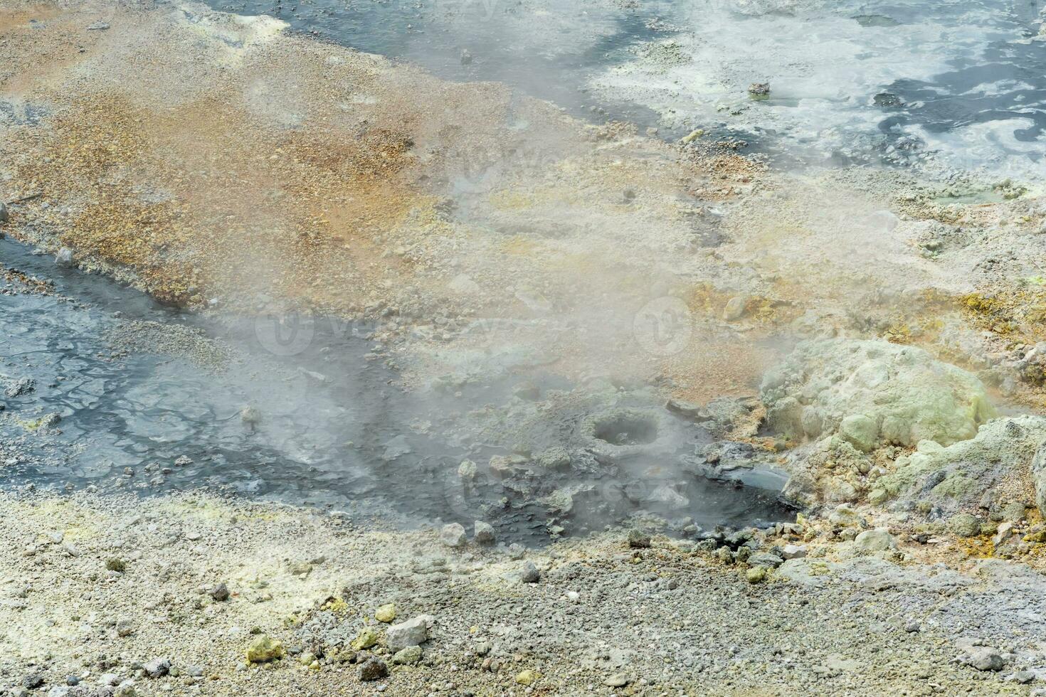 hydrothermal Auslauf auf das Ufer von das heiß See im das Caldera von das golovnin Vulkan auf das Insel von Kunaschir foto