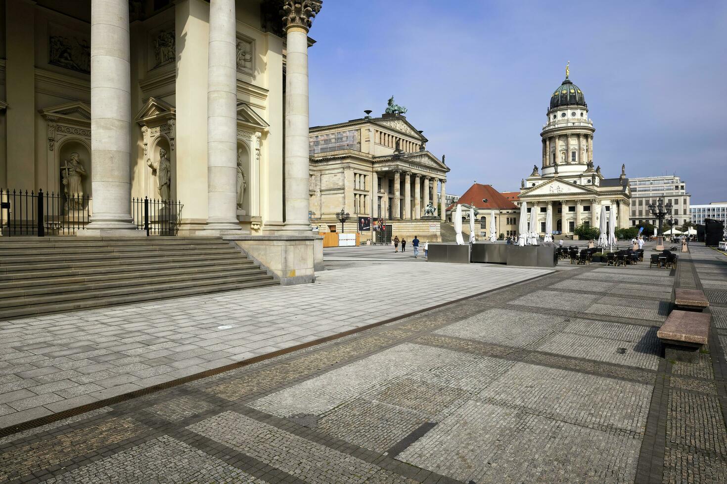 Berlin, Deutschland, 2021 - - Berlin Konzert Halle und Französisch Dom, Gendarmen Quadrat, unter den Linde, Berlin, Deutschland foto