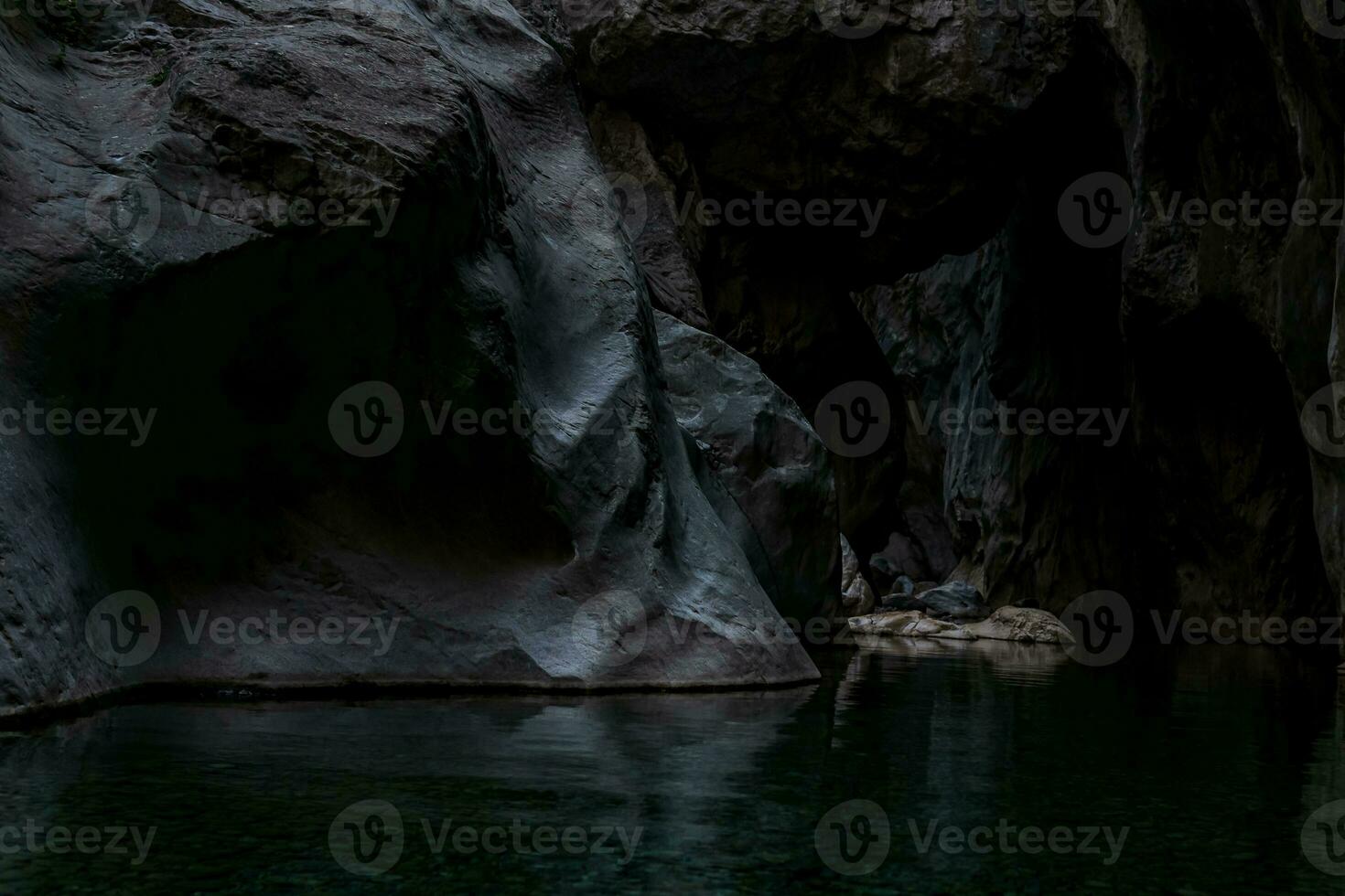 sauber unter Tage Höhle Fluss im steil Stein Banken im das dunkel foto