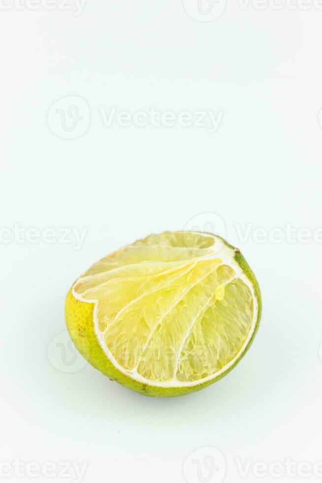 Limette Obst isoliert auf Weiß Hintergrund ausgeschnitten mit Ausschnitt Weg. foto