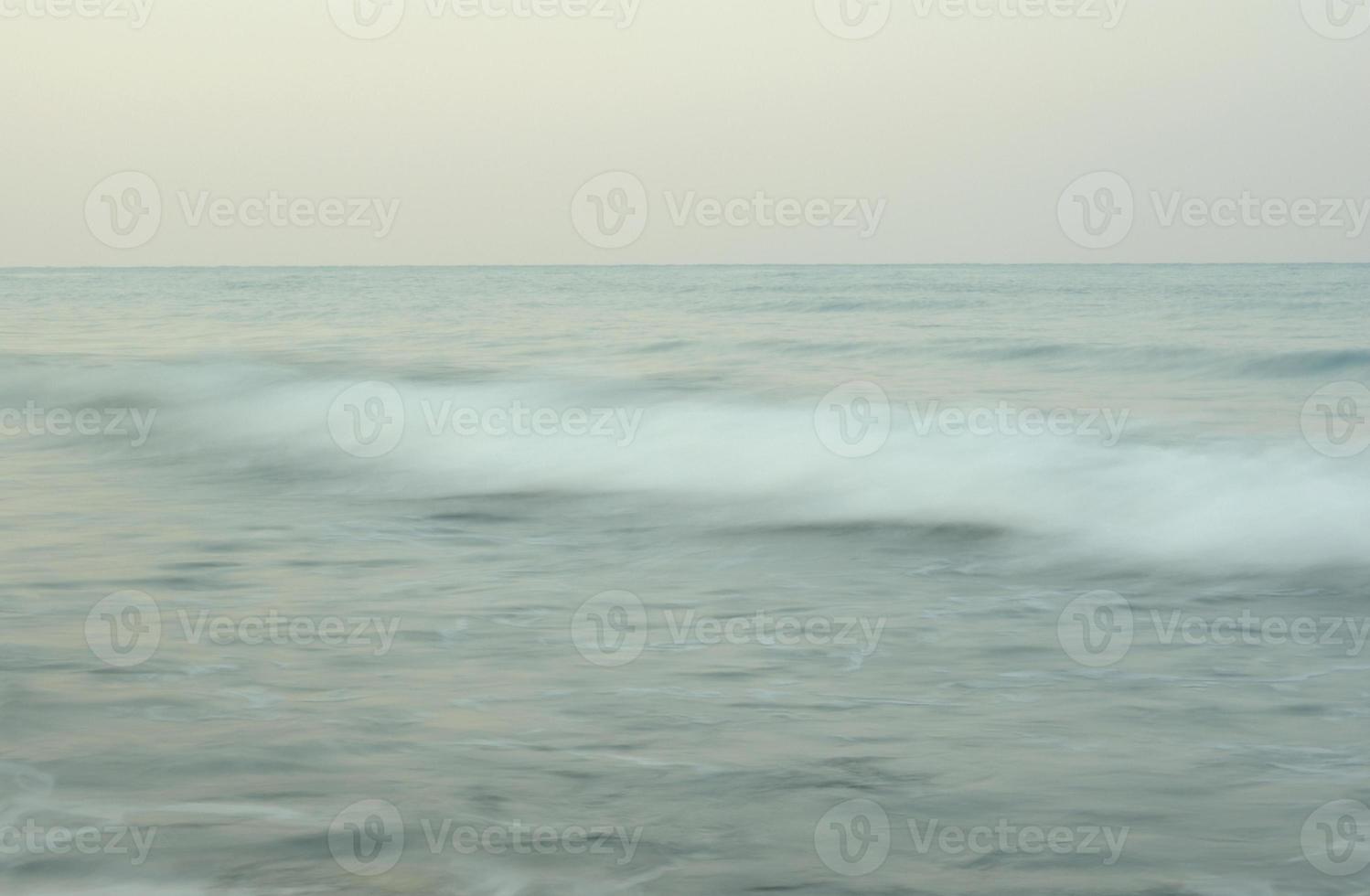 Turbulenzen Meerwasser und Felsen an der Küste foto