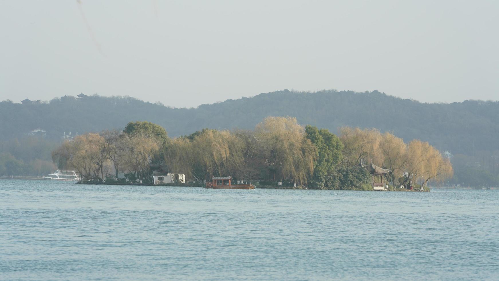 die schöne xihu-landschaft mit der alten bogenbrücke und dem tempelturm in hangzhou des chinas im winter foto