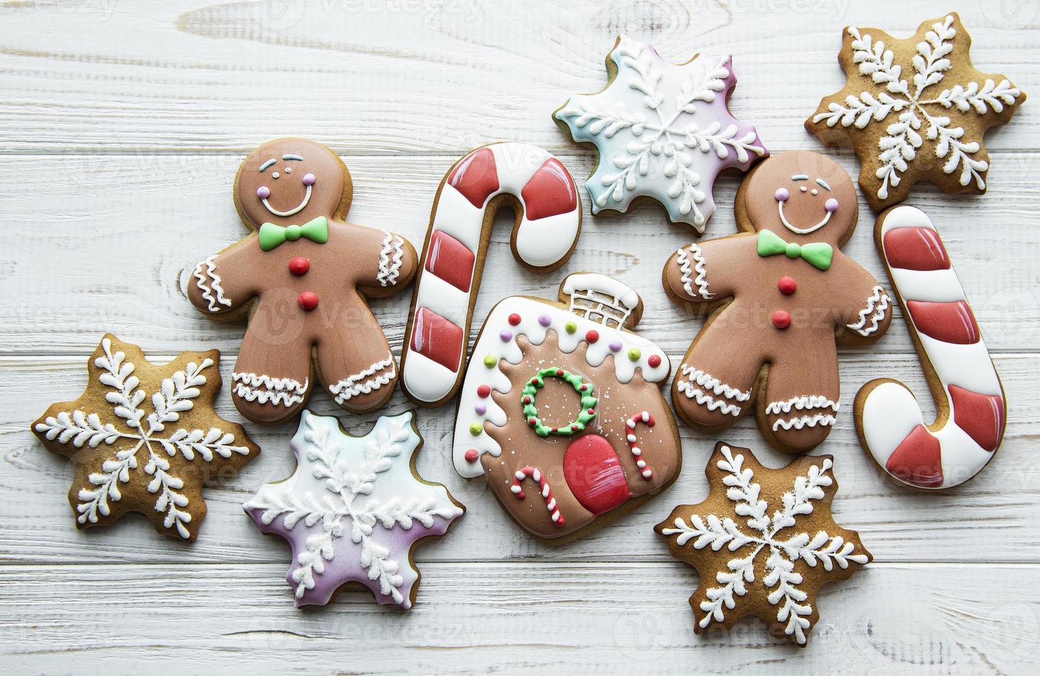 Weihnachtslebkuchen mit Weihnachtsschmuck auf weißem Holz foto