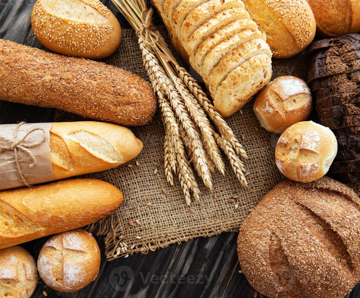 Auswahl an gebackenem Brot foto