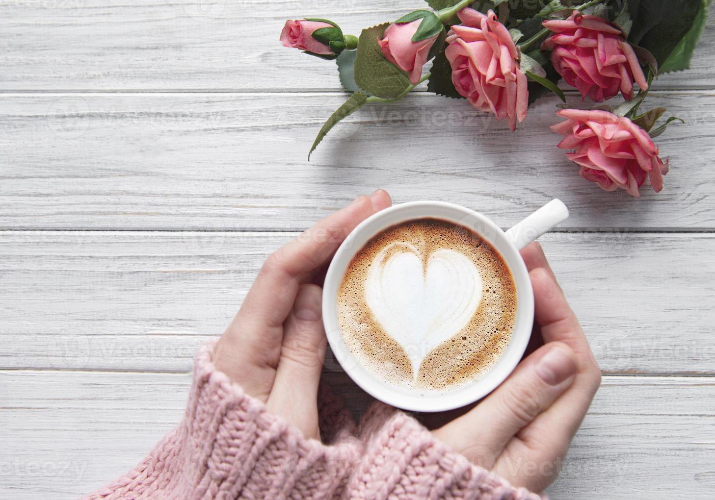 Frau hält Tasse Kaffee foto