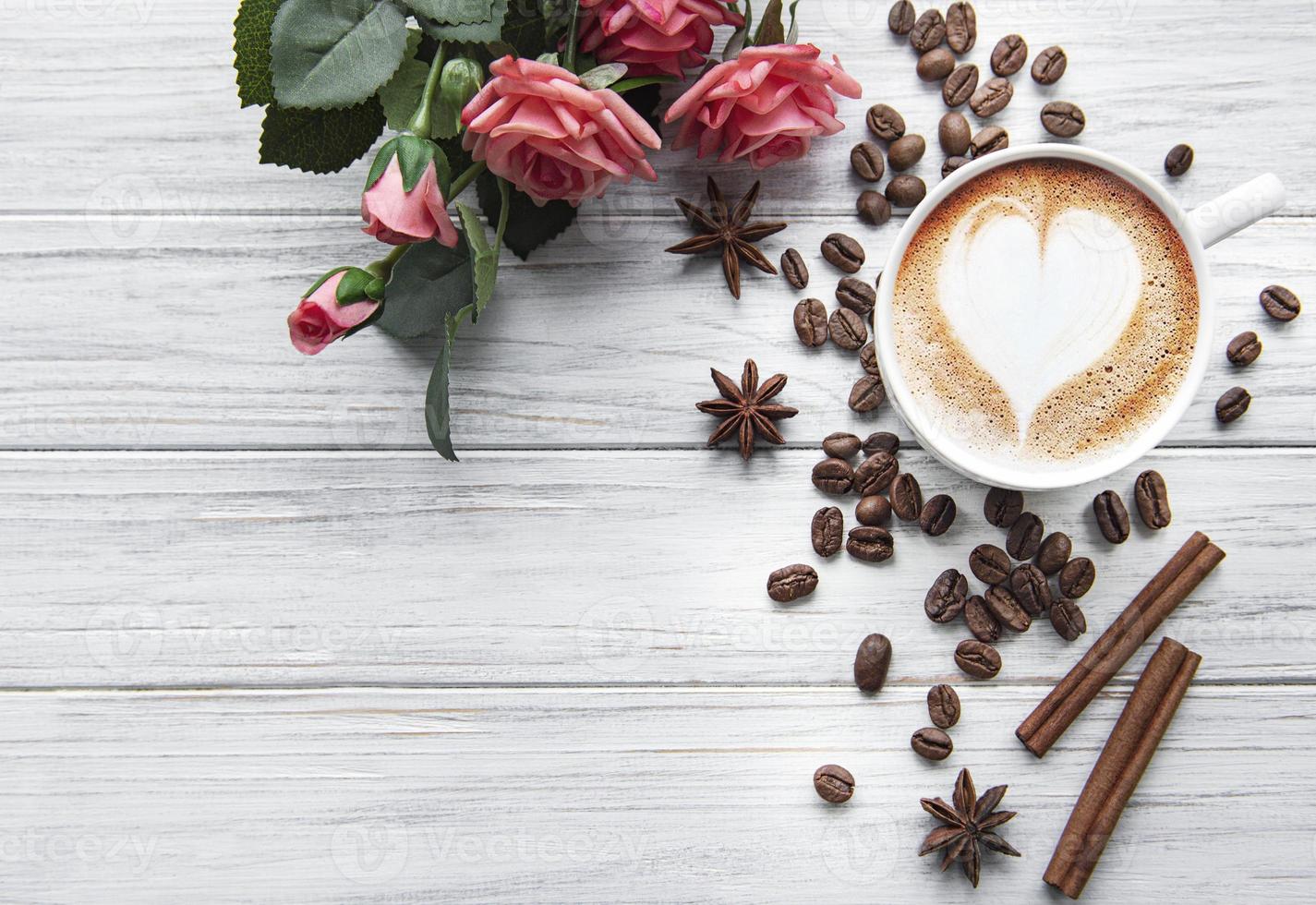 eine Tasse Kaffee mit Herzmuster foto