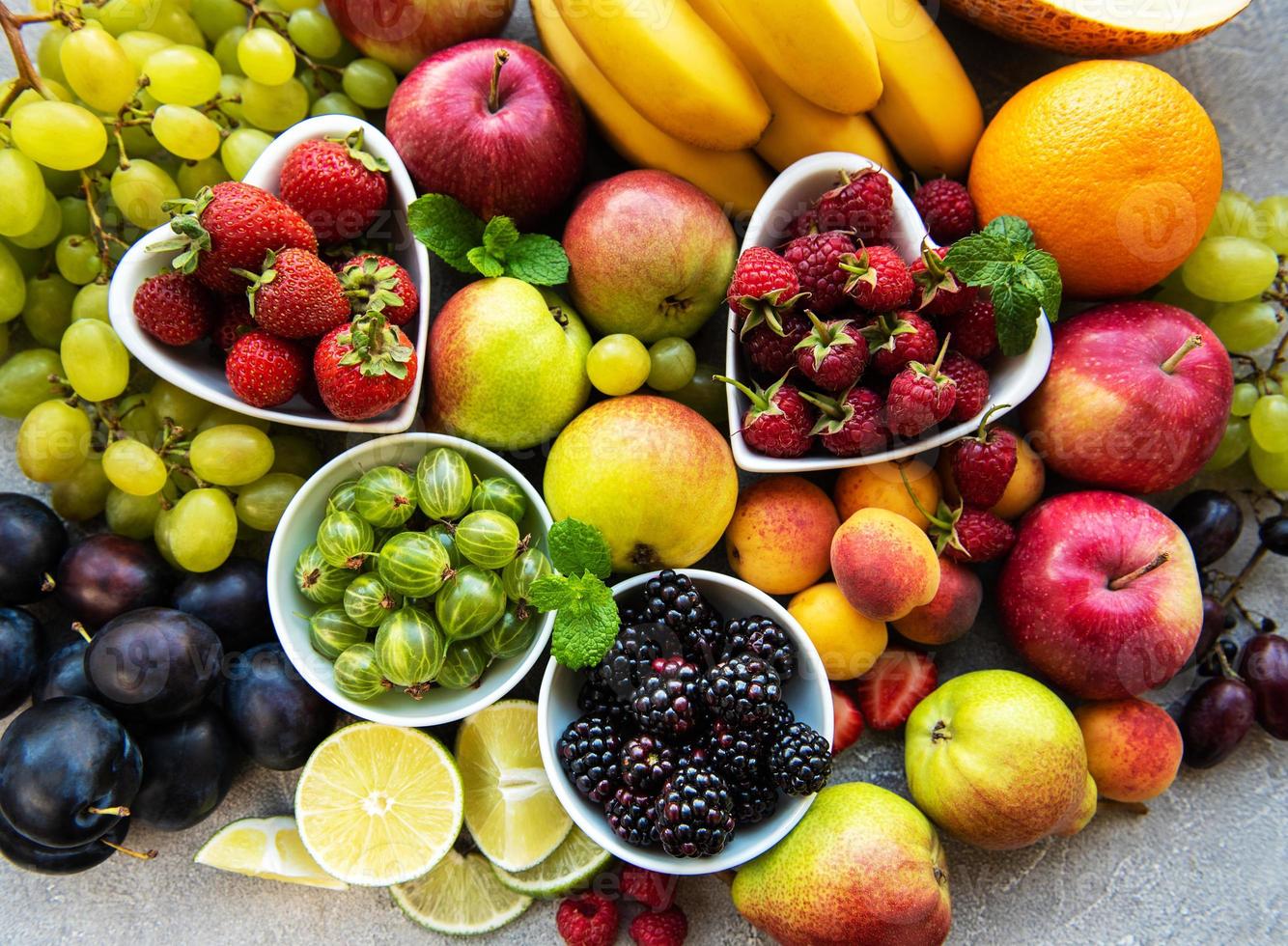 frische Sommerfrüchte und Beeren foto