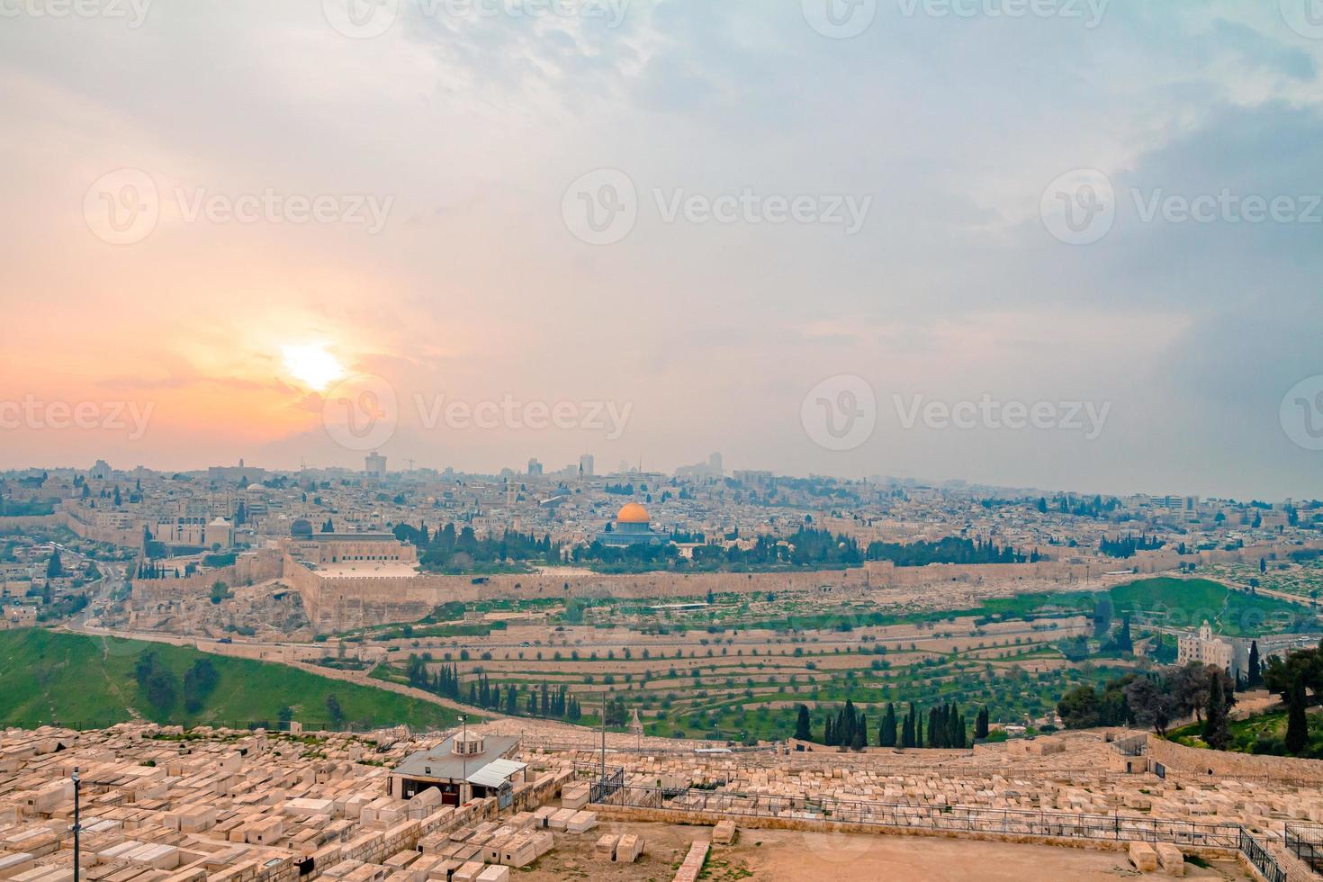 Panoramablick auf die Altstadt von Jerusalem und den Tempelberg bei einem dramatischen farbenfrohen Sonnenuntergang foto