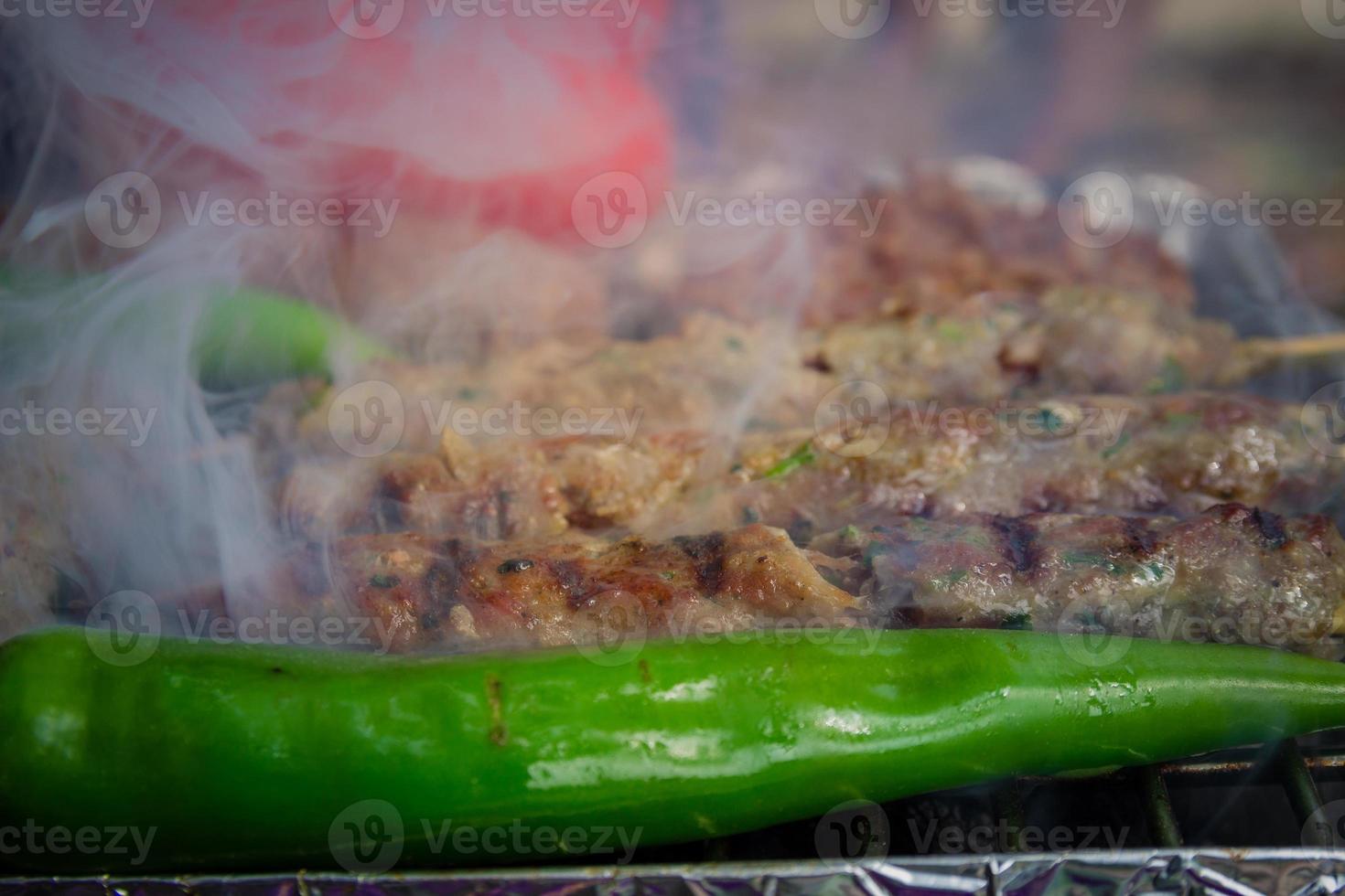 Auf dem Grill werden verschiedene Fleischsorten gegart foto