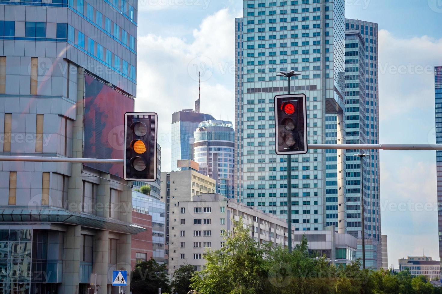 Ampeln für Fahrzeuge und Fahrräder auf der Straße der Stadt Warschau foto