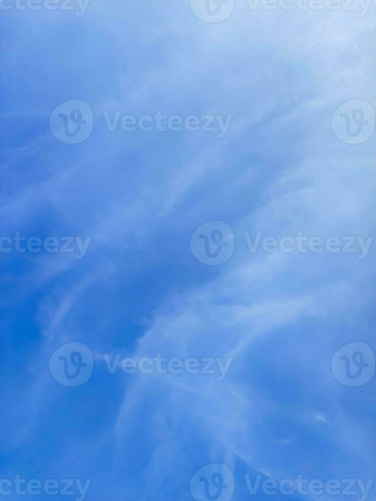 Blau Himmel Hintergrund mit Weiß Wolken. Natur Wolke Blau Himmel und Weiß Wolken. foto