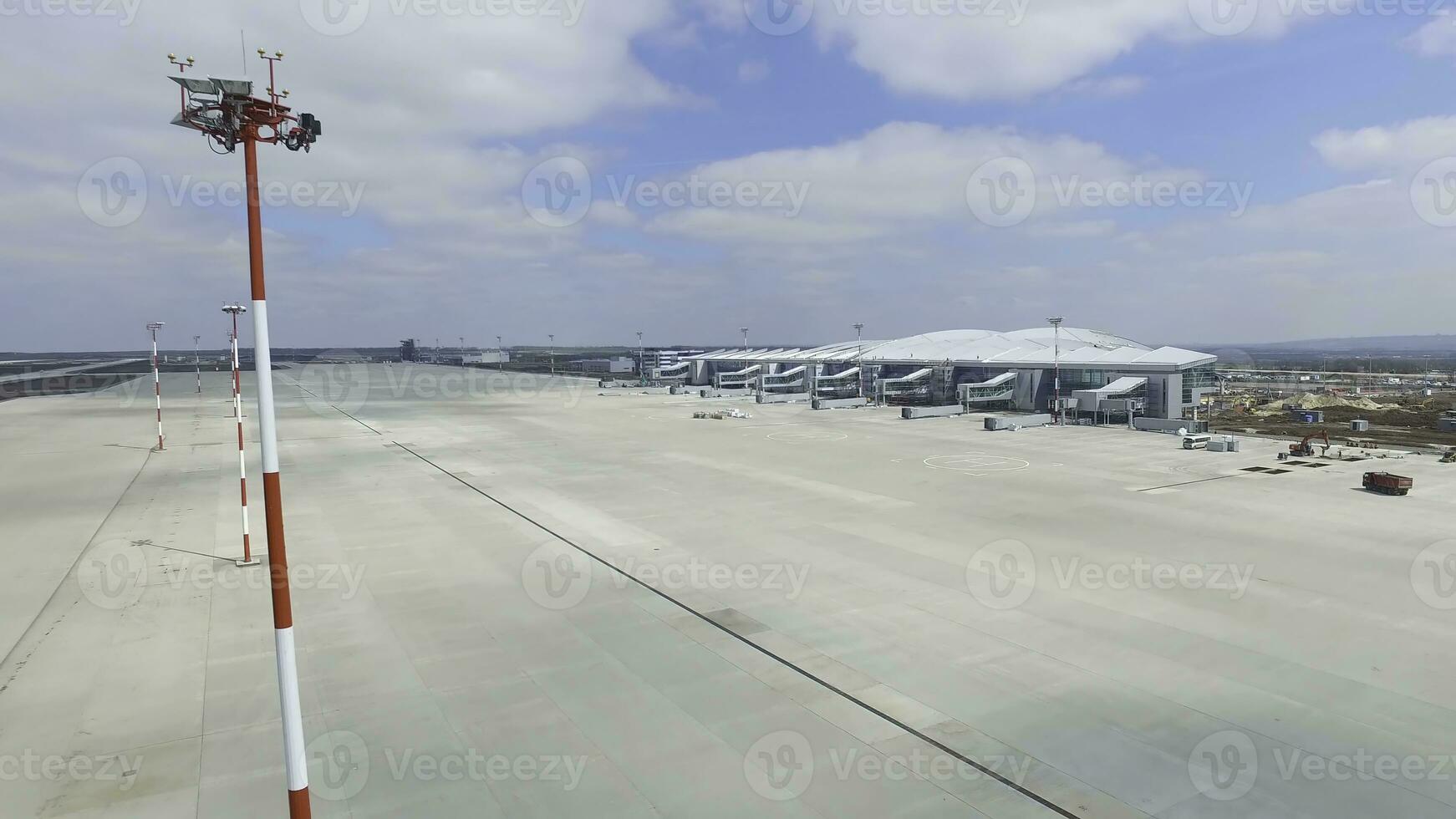 Antenne Aussicht von das modern International Flughafen Terminal. Reisen um das Welt. leeren Flughafen Antenne. Aussicht von Runway beim das Flughafen. Flugplatz Markierung auf Rollbahn ist Überschrift zu Runway foto