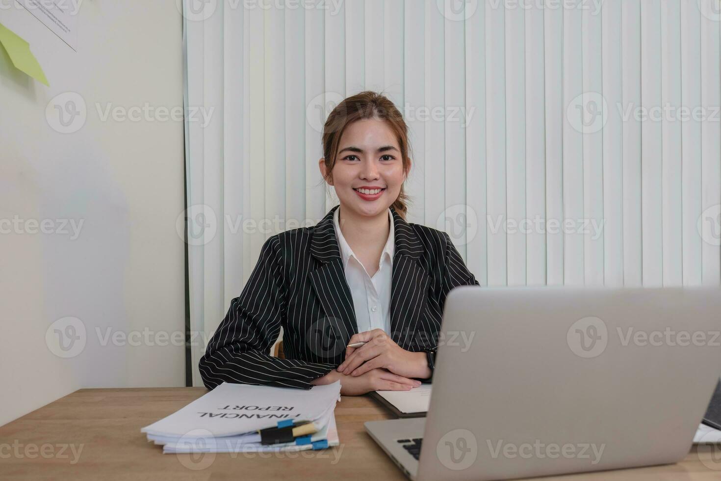 Porträt von ein asiatisch jung Geschäft weiblich Arbeiten auf ein Laptop Computer im ihr Arbeitsplatz. Geschäft Menschen Mitarbeiter freiberuflich online Bericht Marketing E-Commerce Telemarketing Konzept. foto